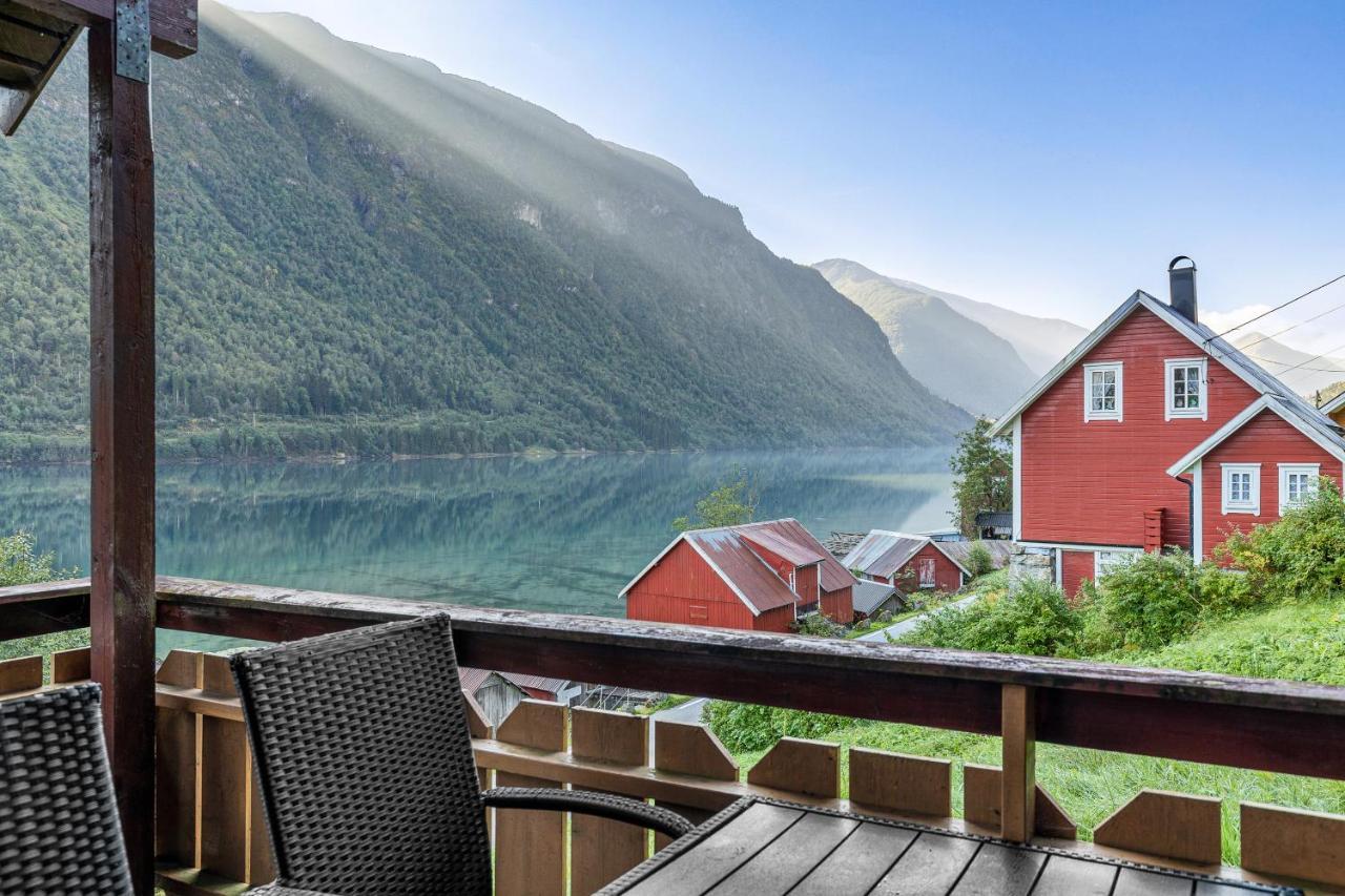 Cabin Alongside The Beautiful Fjaerlandsfjord Exterior photo