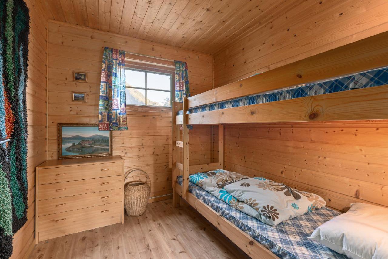 Cabin Alongside The Beautiful Fjaerlandsfjord Exterior photo