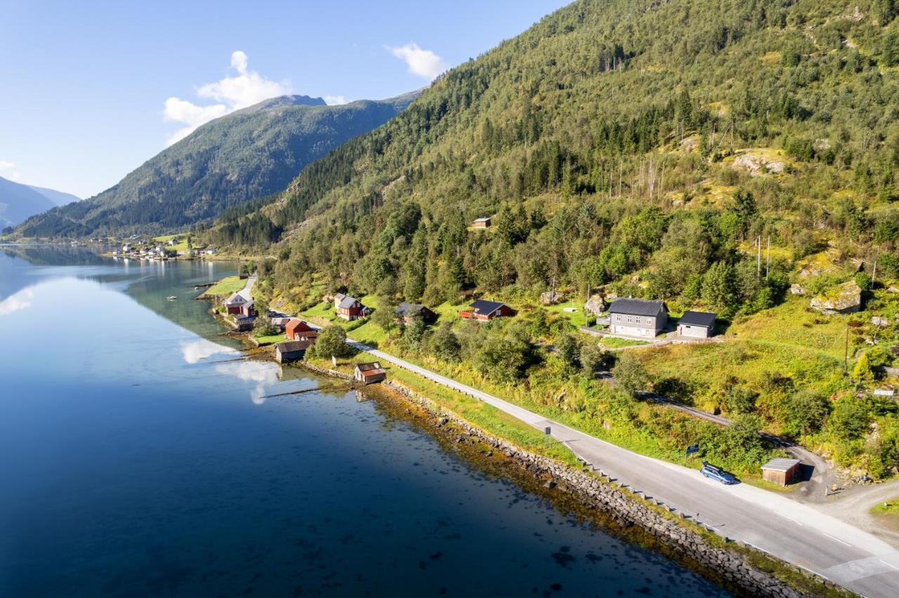 Cabin Alongside The Beautiful Fjaerlandsfjord Exterior photo