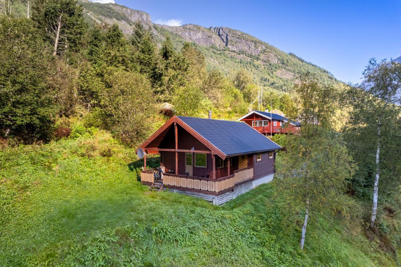 Cabin Alongside The Beautiful Fjaerlandsfjord Exterior photo