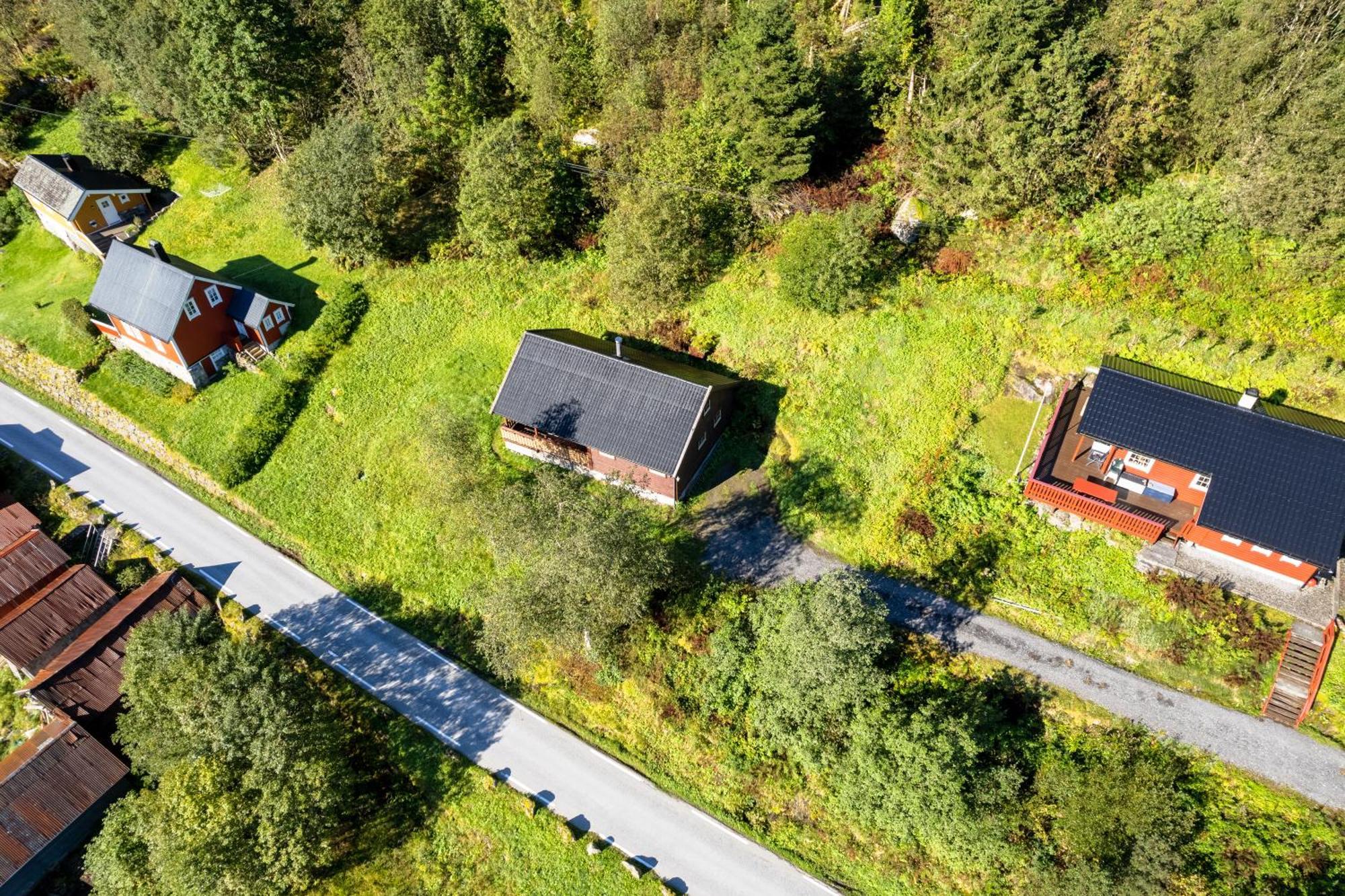 Cabin Alongside The Beautiful Fjaerlandsfjord Exterior photo