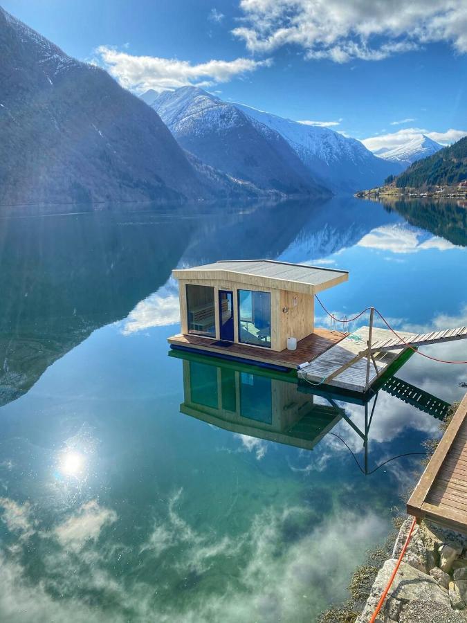 Cabin Alongside The Beautiful Fjaerlandsfjord Exterior photo