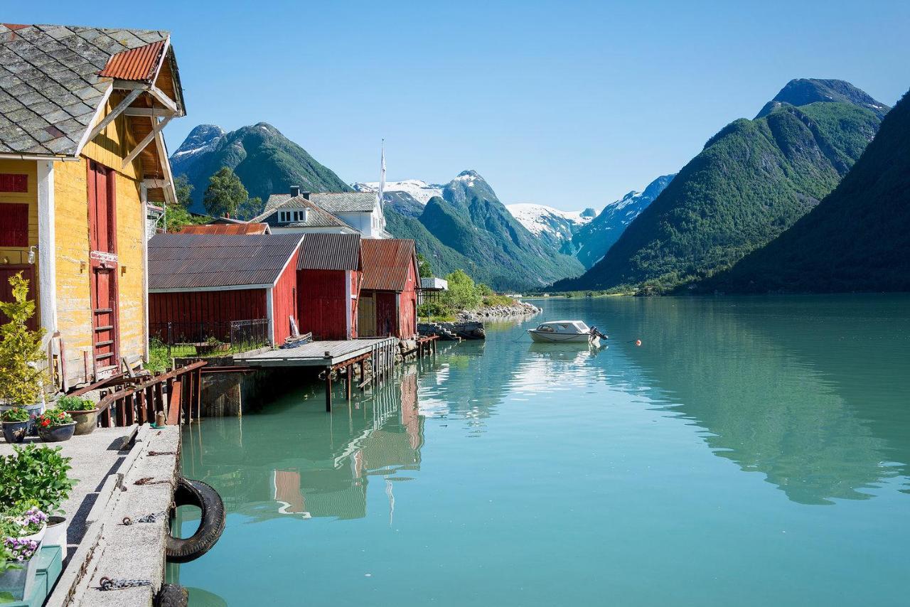 Cabin Alongside The Beautiful Fjaerlandsfjord Exterior photo