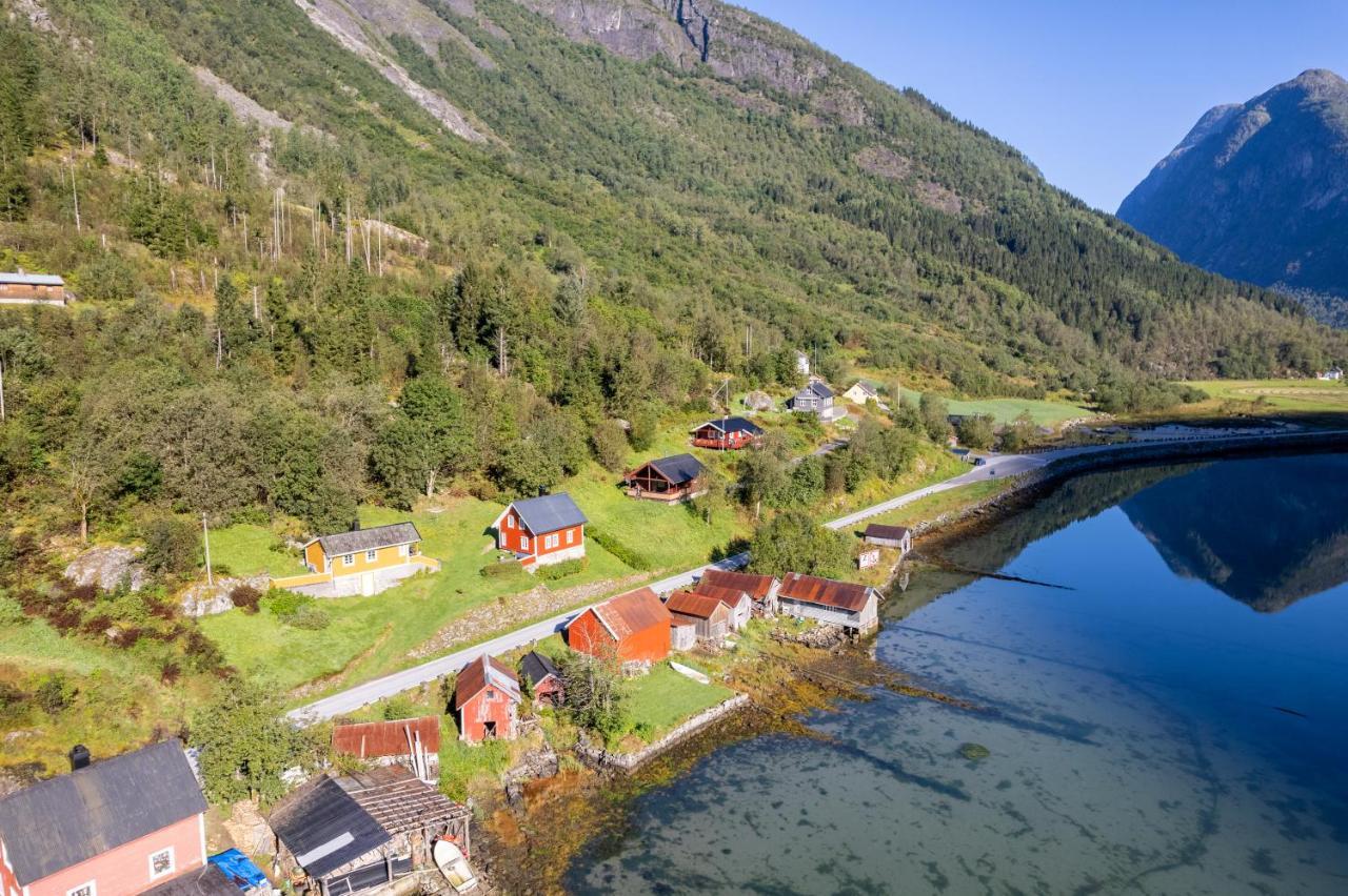 Cabin Alongside The Beautiful Fjaerlandsfjord Exterior photo